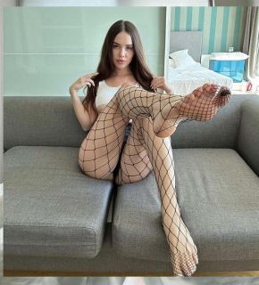 Ateşli bakışları olan Defne