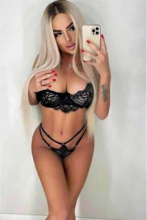 Ateşli bakışları olan Defne