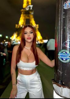 Baş döndürücü yakınlaşmaları olan Dilara