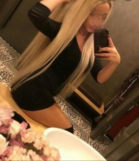 Baştan çıkarıcı sütyenler giyen Lerzan