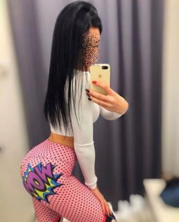 Bedensel temas saglayan Ayça