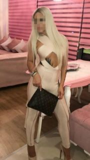 Çekici şeyler yapan Aysun