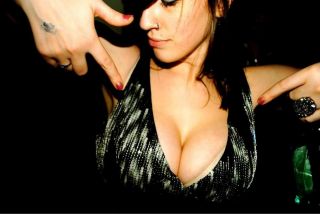 Göğüsleri  gösteren  modeller