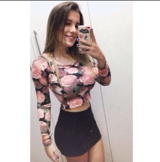 Güzelliğiyle isim yapmış Asu