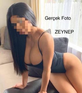 Kendine bakan ve güzel görünen Zeynep