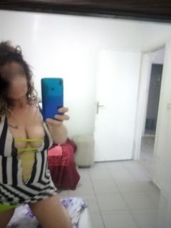 Renkli bir gece geçiren Ecenur