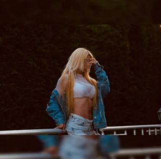 Sarışın bedeni olan Mınar