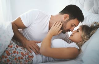 Seks esnasında yüksek tonda zevk sesleri çıkaran çiftler .                               