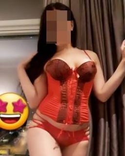 Seksi bir vücuda sahip Ayşen