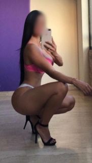 Seksi, enerjik ve kendine güvenen Aylin 