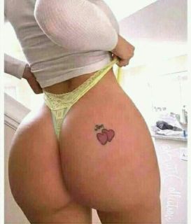 Seksi kadınlar dinleniyor.