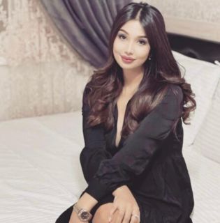 Sert ve yumşak seksi seven Defne