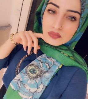 Sıcakkanlı ve neşeli bayan Aynur