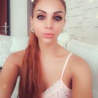 Beyaz tenli bakımlı Zuhal