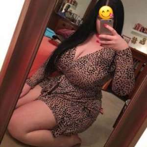 Beyaz tenli bedeni olan İzel