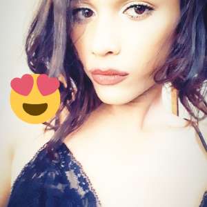 Can alıcı gözler ile partnerine bakan Sila