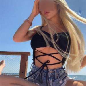 Çekici bedeni olan Ece