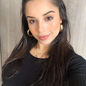 Güzel ve genç bir kız Duygu