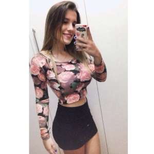 Güzelliğiyle isim yapmış Asu