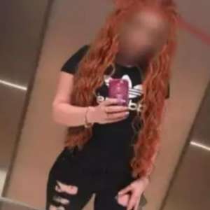 Renkli gözlere sahip  Azra