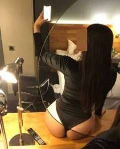 Seksi bir vücuda sahip Ayşen