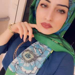 Sıcakkanlı ve neşeli bayan Aynur