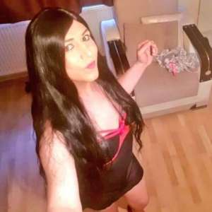 Siyah saçları ve gözleri olan Merve