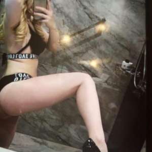 Sürekli yeni erkekler ile tanışan Yasemin