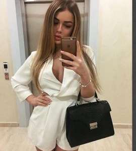 Uzun ilişkileri seven Aysel