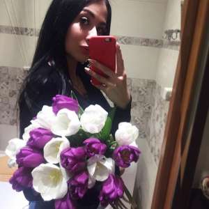 Yanındaki erkeği tam anlamı ile taşıyabilen Buse